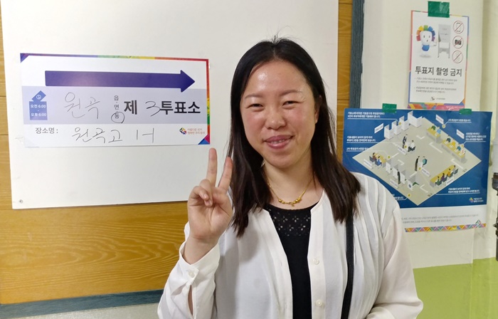 제7회 전국동시지방선거 투표일인 13일 경기 안산시 단원구 원곡고등학교에 마련된 원곡동 제3투표소에서 투표를 마친 중국 국적 영주권자 임춘려 씨는 “외국인이 참여할 수 있는 기회가 있어서 기쁘다”고 말했다.